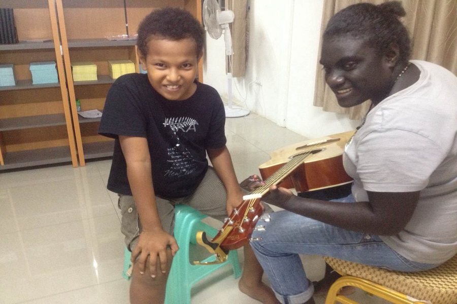 Young people learn guitar